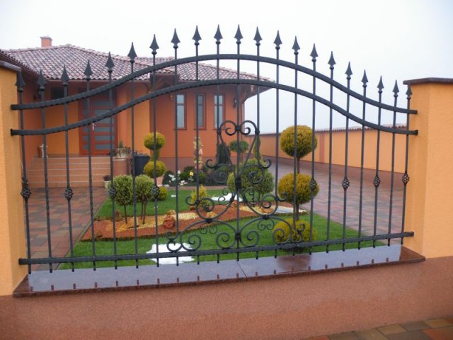 Kerítés, kapu