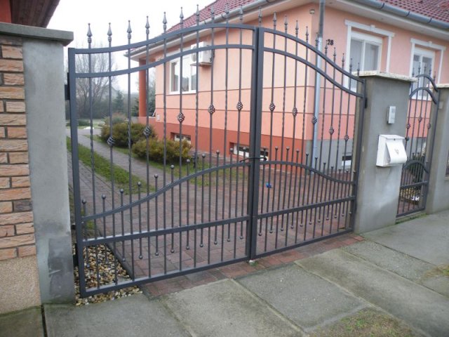Kerítés, kapu